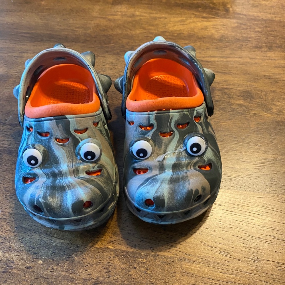 Capelli New York crocs